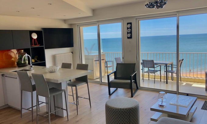 Pornichet Apartment | Breathtaking Ocean Views with Beach Access Await You!
