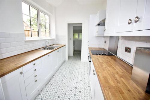 Coventry House | Guest Rated: 10/10 Four-Bedroom Terrace with Kitchen
