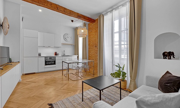 Saint-Etienne Apartment | Elegant T2 in Toulouse: Spa, Hot Tub & Central Location