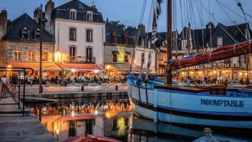 Port de St Goustan Apartment | St-Goustan Harbor View: Newly Renovated 2-Room Retreat