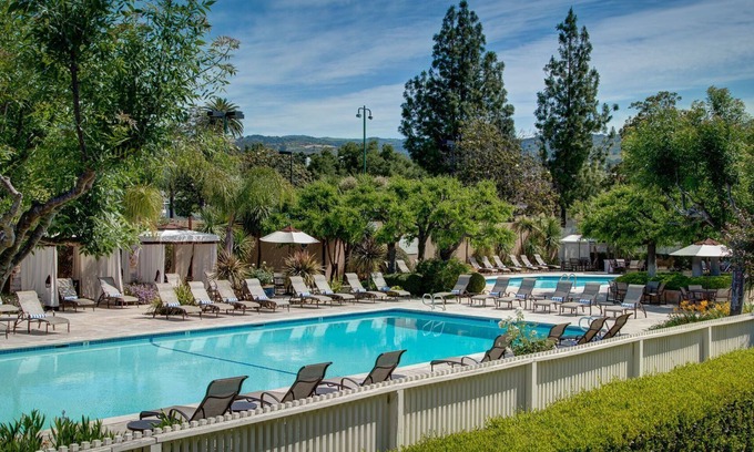 Napa Hotel | Family-Friendly Suites with Golf, Pool & Exciting Amenities