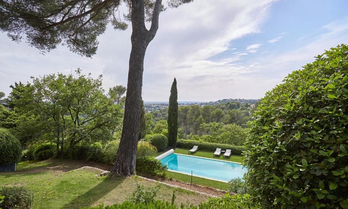 Est Apartment | Exclusive Appart with Heated Pool, 4-Star & Ocean View