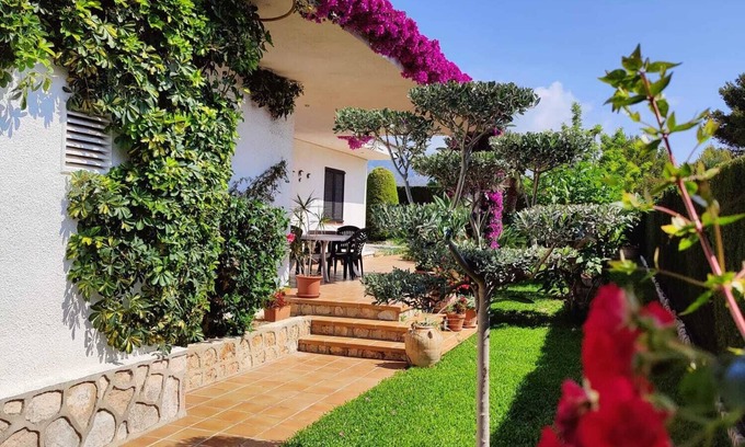 L Almadrava Ski Chalet | Villa with Pool, Barbecue & Garden: Your Ideal Getaway