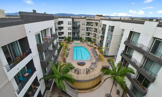 Del Rey Apartment | Elegant 1-Bedroom Suite in MDR-Venice with Pool & Gym