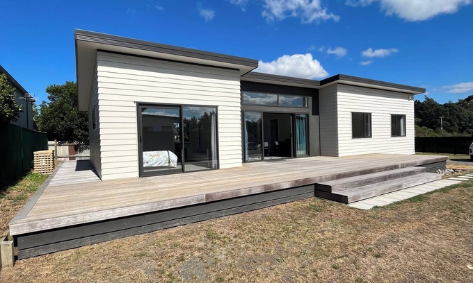 Eskdale House | Exclusive BookaBach. 1 min Walk To Beach. 4 Queen Beds. Warm, Sunny Beach House.