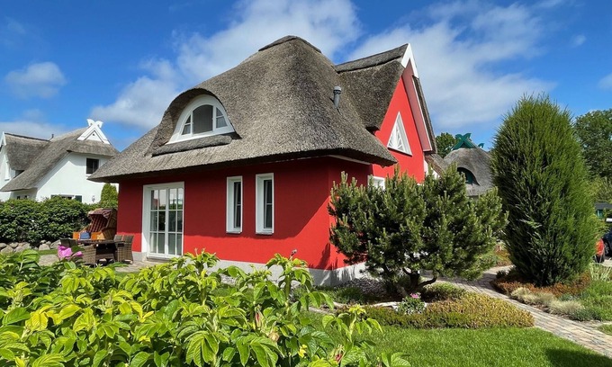 Glowe House | Indulgent 5-Star Beachside Thatched House with Sauna