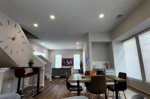 Houston Apartment | Inviting Galleria Experience with Pool & Family Fun