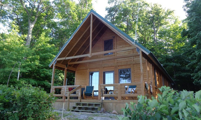 Au Gres Cottage | Secluded Island Getaway with Kayaks & Ocean Views!