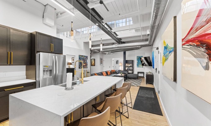 Downtown Cleveland Apartment | Exclusive Penthouse with Lake Views in Downtown Cleveland