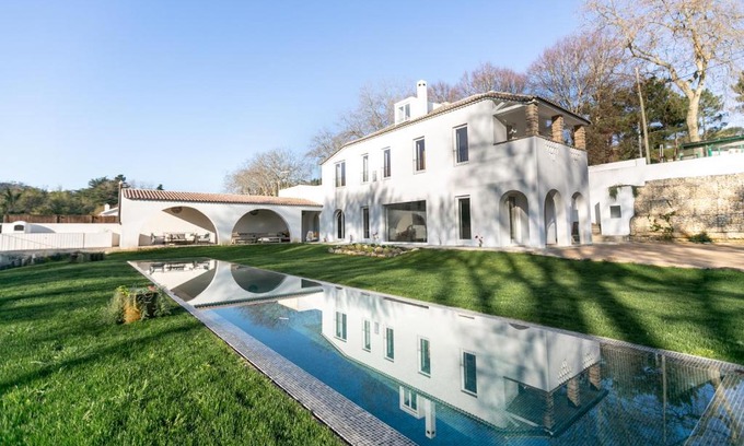 Eugaria Villa | Elegant Villa Retreat in Sintra with Pool and Pet Access