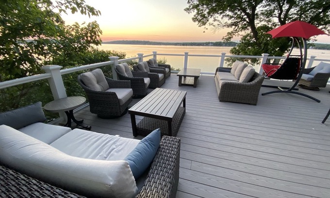Pewaukee House | Exclusive Pewaukee Lake House with Kayaks & Pool Access