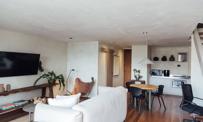 Patio Bonito Apartment | Stylish Duplex Loft with Private Jacuzzi & Spa Amenities