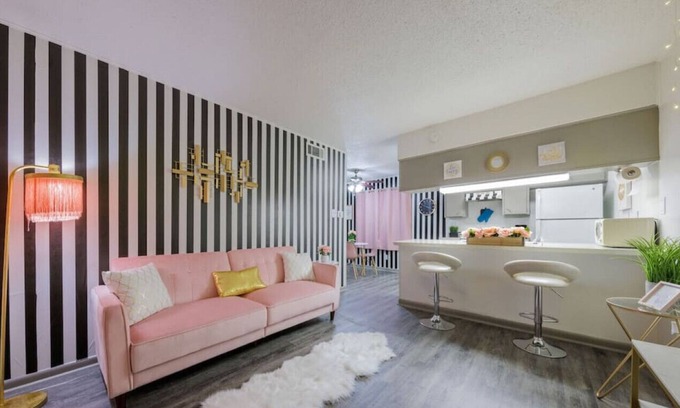 North University Apartment | *Exclusive Stay* A Touch of Pink* Central/Downtown