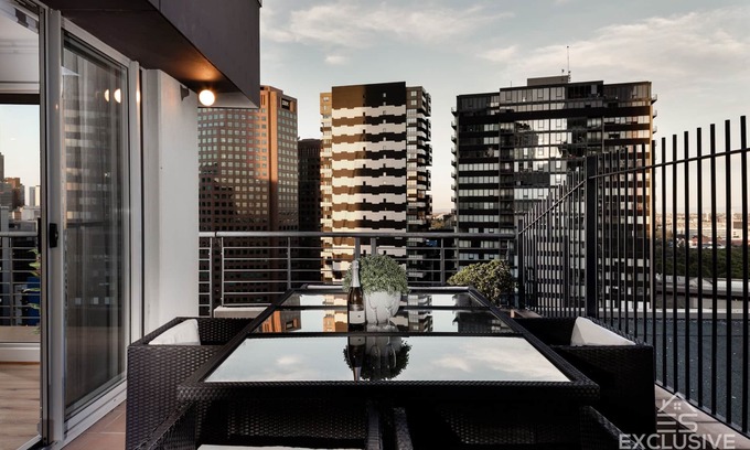 Southbank Apartment | Exclusive Stay at Boulevard Penthouse with Pool & More