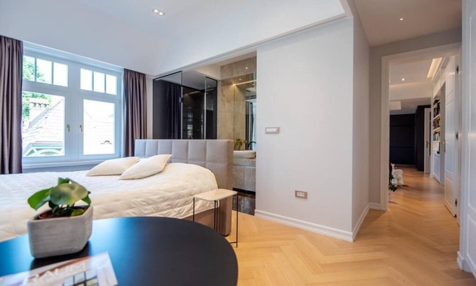Old Town Apartment | Prime Suite in City Center with Breakfast & Family Perks