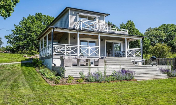 Drottningskar Villa | Tranquil Oceanfront Villa with Boat Access & Top Guest Rating