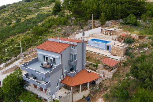 Ruskamen Villa | Stunning Villa Almissa: Pool, Sea View & 9.9 Guest Rating