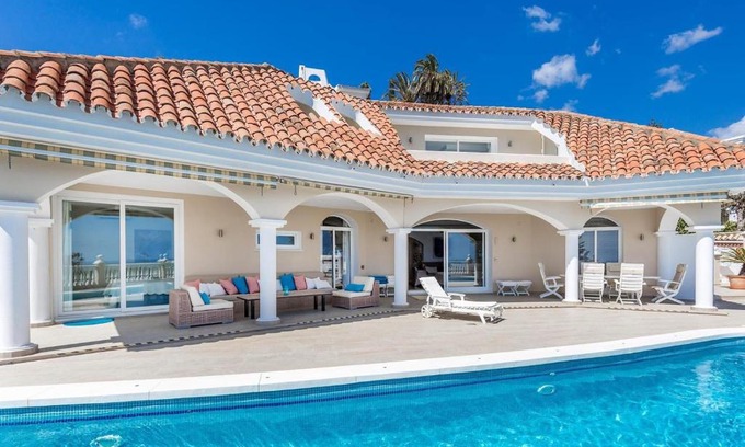 Benahavis Villa | Exclusive Villa with Breathtaking Views and Pool Access