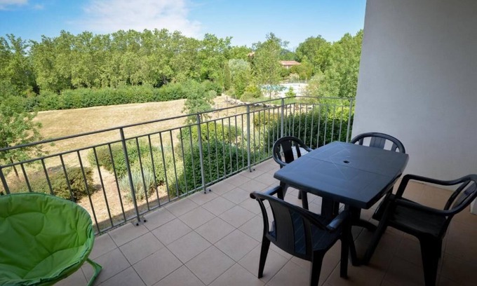 Azille Hotel | Tranquil Studio Retreat with Terrace, Pool & BBQ Area
