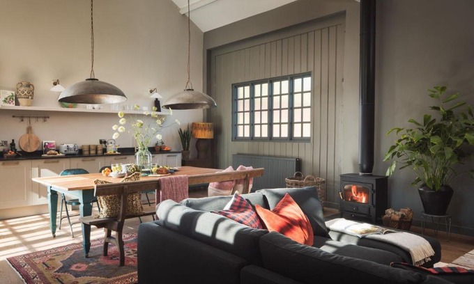 Bradninch House | Pet-Friendly Exe Valley Barn: Family Retreat with Comfort
