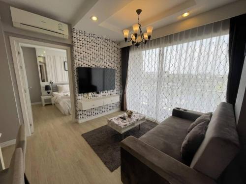 Saen Suk Apartment | Exclusive Seaview Suite with Rooftop Pool at The Patio Bangsaen