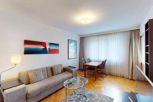 District 8 Apartment | Modern Executive Flat in City Center - Pet & Child Friendly