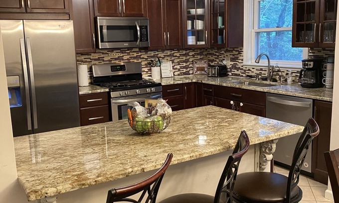 Grand Rivers House | Spacious 5 Bed Retreat with Pool Table & Lake Views