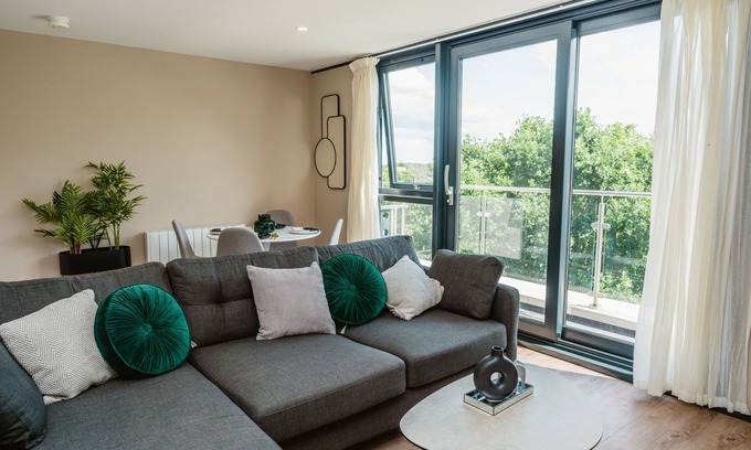 Hull Old Town Apartment | Executive Duplex Apartment with Park View & Family-Friendly Amenities