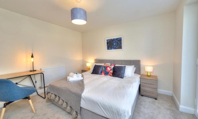 Milton Keynes Apartment | Convenient Fairfields Apartment: Family-Friendly Stay