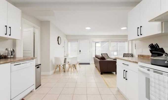 Fleetwood House | Top-Rated Executive Guest Suite with Kitchen in Surrey