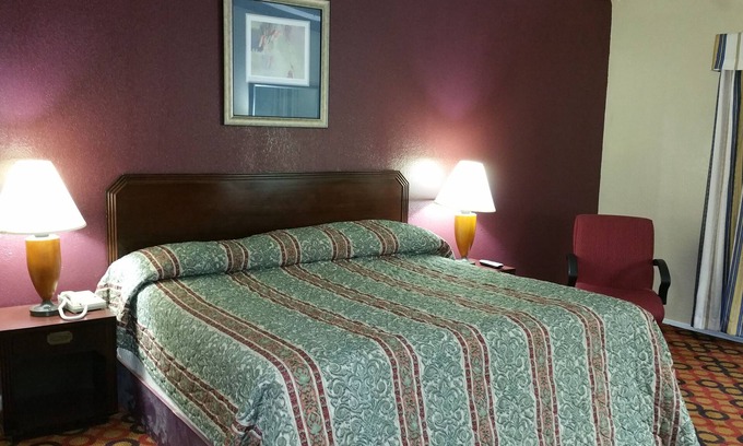 Waxahachie Hotel | Convenient Stay at Executive Inn and Suites Waxahachie