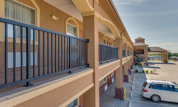 Cushing Hotel | Budget-Friendly Stay at Executive Inn and Suites Cushing