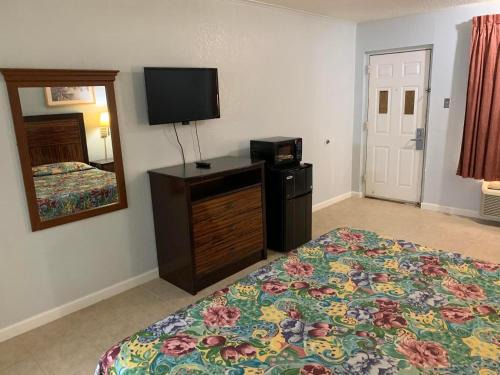 Mercedes Hotel | Pet-Friendly Retreat at Executive Inn Mercedes Weslaco