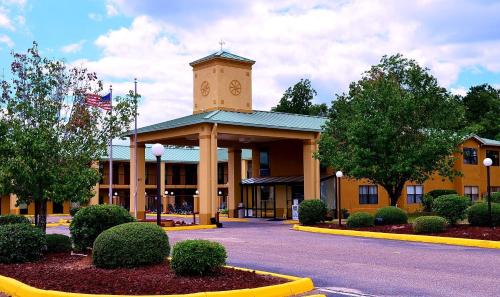 Opp Hotel | Family-Friendly Stay at Executive Inn Opp with Kitchen Access