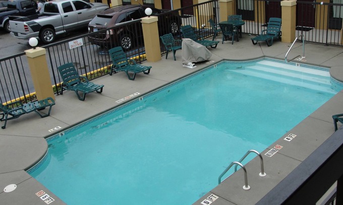 Opp Hotel | Cozy Stay at Executive Inn Opp with Pool and Breakfast