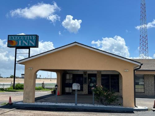 Robstown Hotel | Budget-Friendly Stay at Executive Inn Robstown for Families