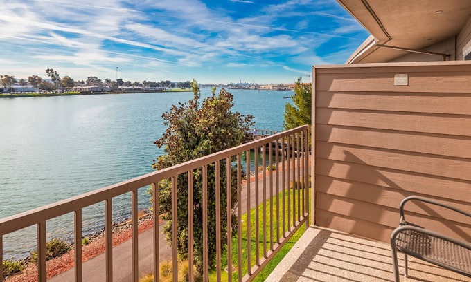East Peralta Hotel | Comfortable Stays at Executive Inn & Suites Embarcadero Cove