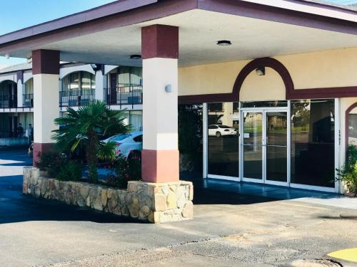 Texarkana Hotel | Budget-Friendly Stay at Executive Inn Texarkana with Dining