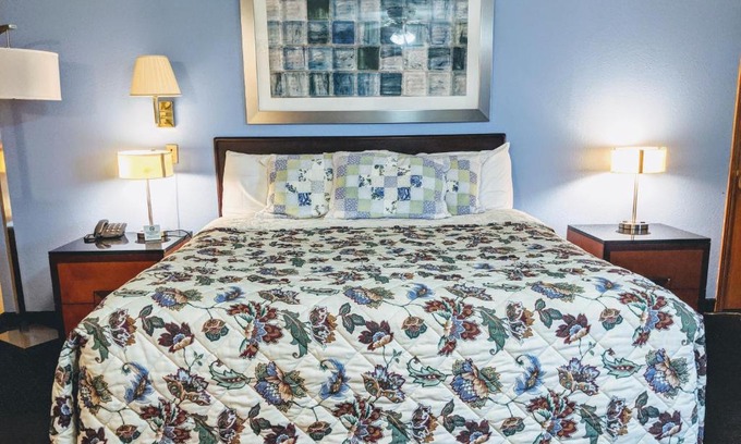 Thomson Hotel | Cozy Stay at Executive Inn with Breakfast & Hot Tub
