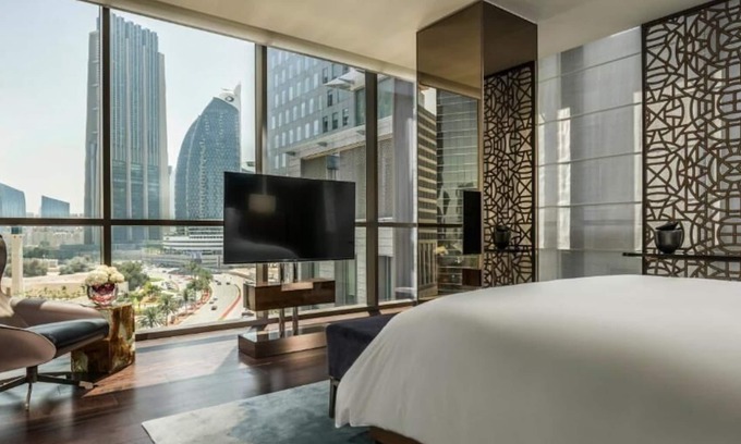 Trade Center House | Elegant Executive King Suite with Spa Near DIFC Gate Village
