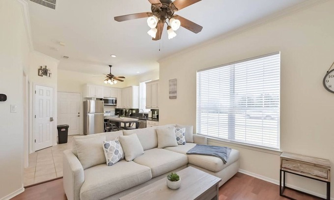 Cedar Hill Apartment | Elegant Lakeside Estate with Kitchen & Breakfast Included