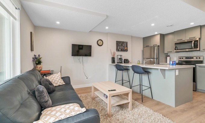 Keith House | Premier One Bedroom Suite with Kitchen in Rockland Park