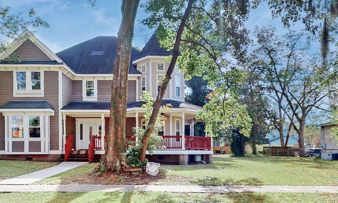 Eastside House | Executive 3BR Victorian House Near Forsyth Park & Downtown