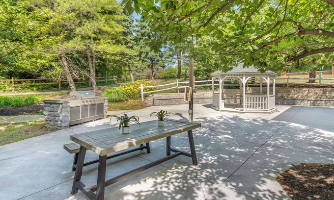 Horsham Hotel | Comfortable Executive Residency with Kitchen & Spa in Philly