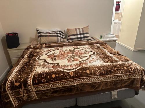 Newark House | Cozy Executive Room E with Private Bath Near Newark Station