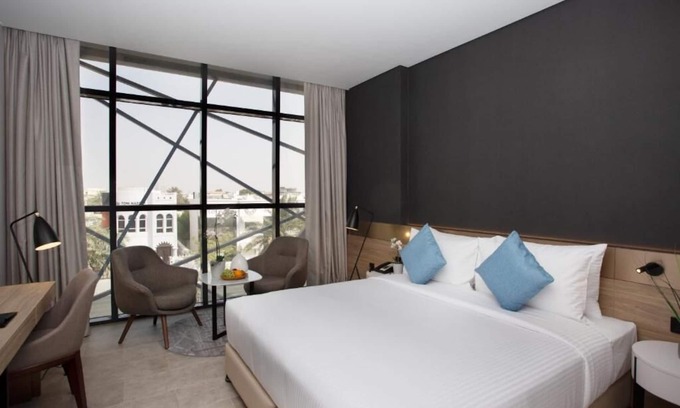 Umm Suqeim 1 Apartment | Elegant Executive Room Steps from Kite Beach Experience