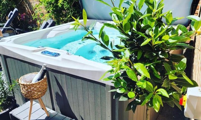 Saffron Walden Hotel | Historic King Suite in 600-Year-Old Manor with Hot Tub