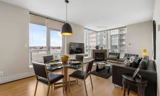 Rosscarrock Condo | Elegant Executive Suite with Pool & Breathtaking Views