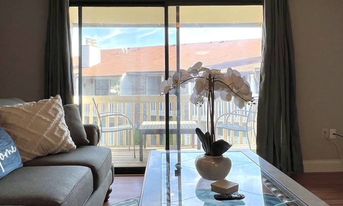 Vandalia Condo | Cozy Executive Suites with Kitchen & Breakfast in Uptown
