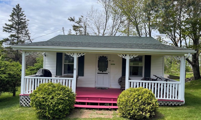 Stanhope Cottage | Executive Two-Bedroom Cottage (Cottage 10)